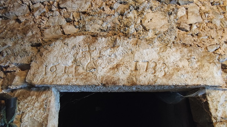 Ferme de l'îlot sud (1841 E4 342 à 349). Inscription sur un linteau de porte :16 IE 1733.