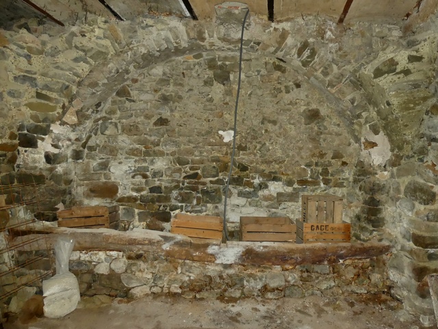 Premier étage de soubassement, cellier-étable. Mur ouest et arcade avec mangeoire.
