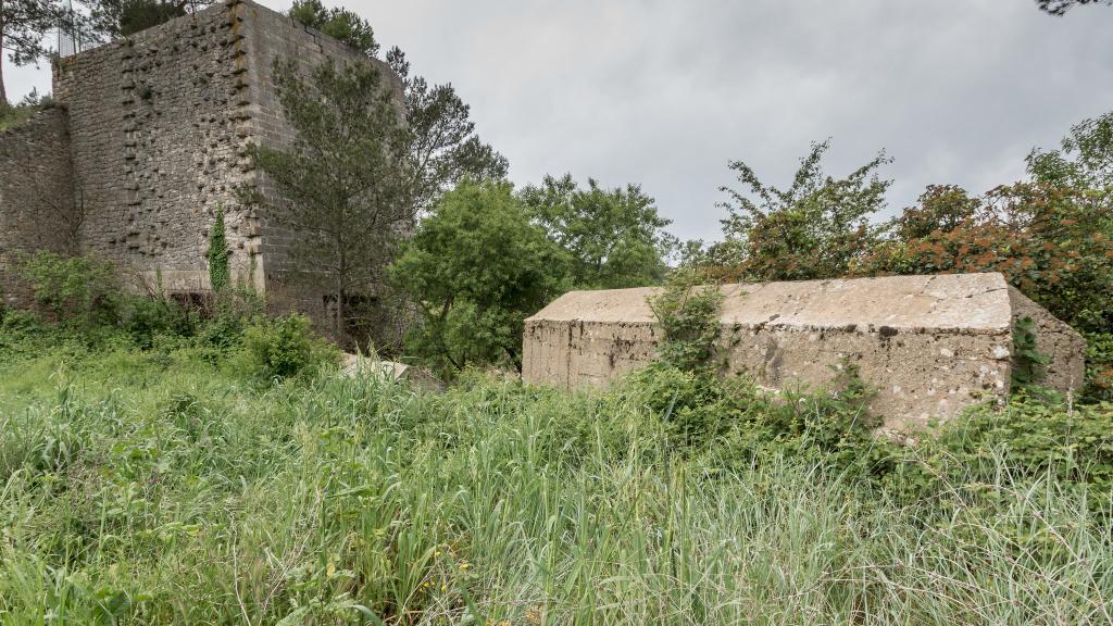 Verrou de Roquefort-la-Bédoule,  mur anti-char crénelé et ancien silo de carrière
