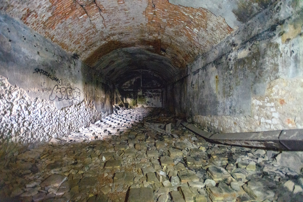 3e groupe (3a-b) front nord, enceinte basse, intérieur de la salle du magasin à poudre-caverne (i)