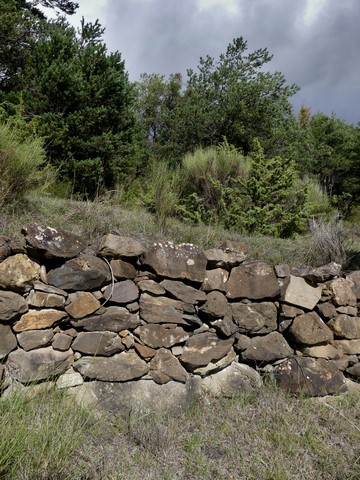 Mur de soutènement en pierre sèche, au Villard.