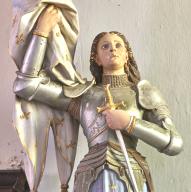 Statue (petite nature) et son culot : sainte Jeanne d'Arc