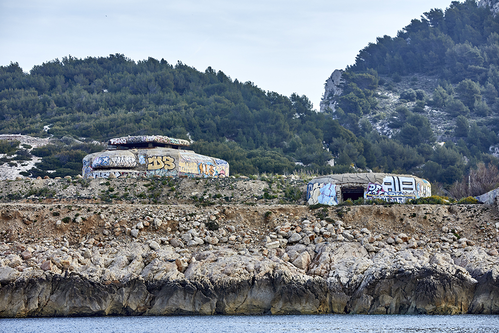 Le poste de direction de tir Regelbau 636 et la casemate Regelbau 669 n°2 vus de la mer