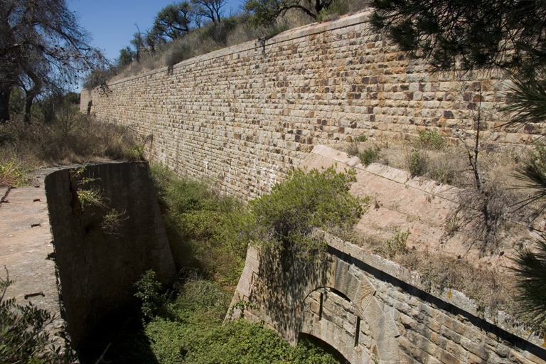 Long flanc droit (sud-est) du fort, et aileron de l'angle oriental.