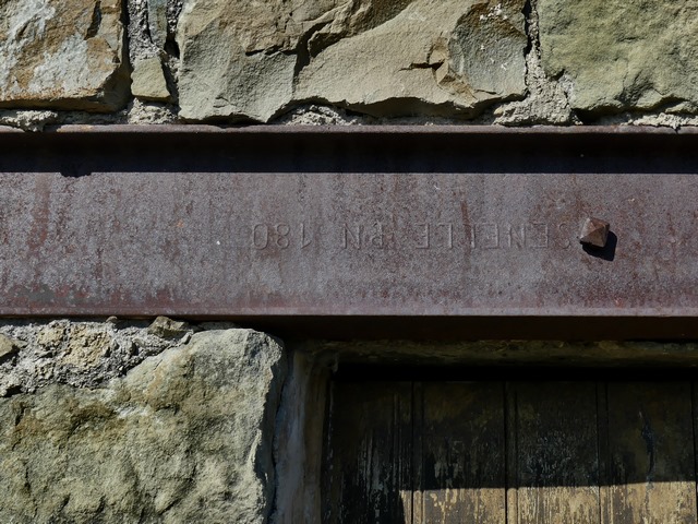 Dépendance agricole. Elévation ouest, premier niveau. Porte de la remise-étable, détail du linteau en IPN (marque du fabriquant : SENELLE PN 180).