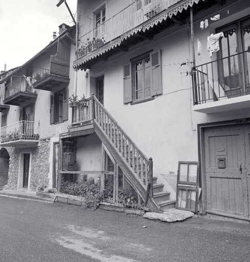 Maison 303. Façade antérieure sud. Escalier extérieur desservant l'habitation.