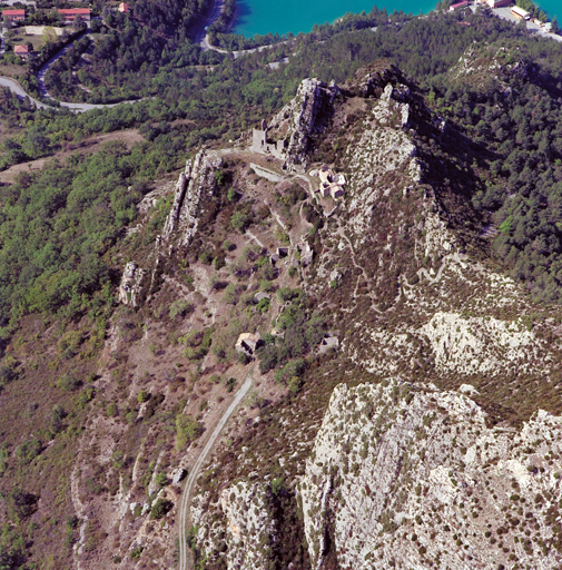 Demandolx. Le site de Ville avec le château. Vue aérienne prise du sud-est.