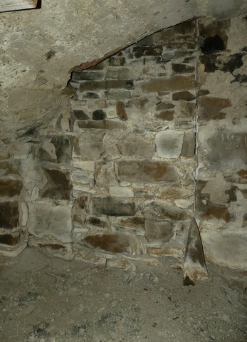 Bâtiment principal. Etage de soubassement, resserre-cellier. Mur sud, porte murée.