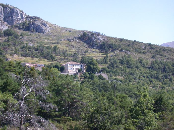 Castellane. Château d'Eoulx. L'édifice est mis en valeur par une terrasse-belvédère.