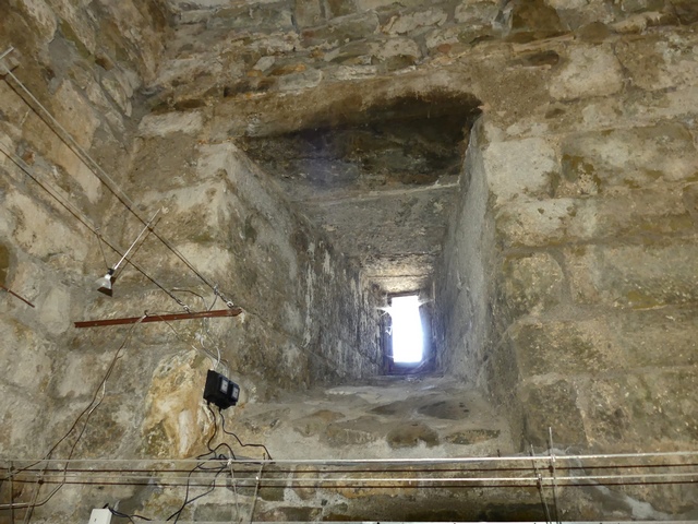 Premier étage, mur sud. Embrasure de la fente de jour est.