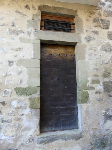 Elévation est, premier niveau. Porte avec encadrement surmonté d'un jour en pierre de taille.