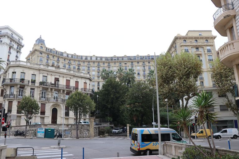 hôtel de voyageurs dit hôtel du Grand Palais, actuellement immeuble dit Résidence du Grand Palais.