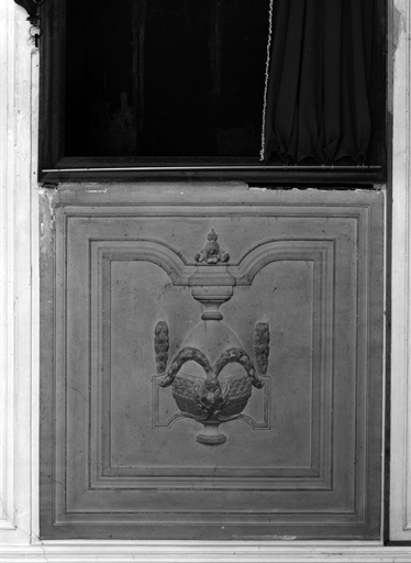 Corps de bâtiment principal A. Dessus de porte du vestibule.