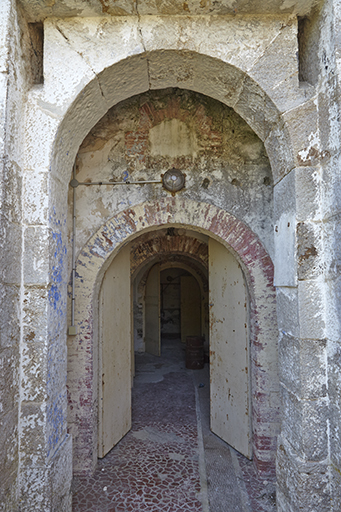 Tour-réduit crénelée type 1846 n°3, élévation extérieure de la porte à pont-levis avec sas.