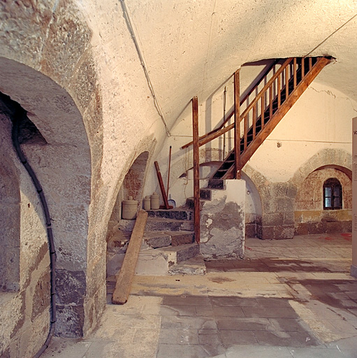 Tour 24. Intérieur du rez de chausssée voûté de la tour bastionnée.