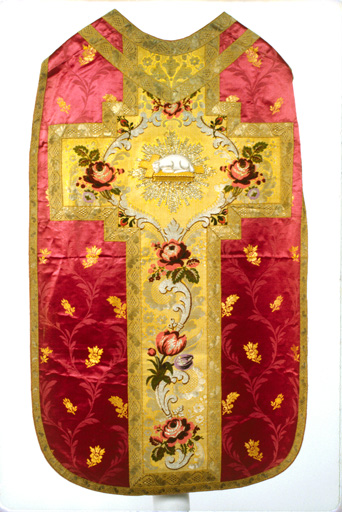 ensemble de vêtements liturgiques : chasuble, étole, manipule, voile de calice (ornement rouge)