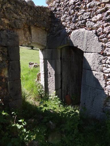 Bâtiment de la bergerie. Angle sud-est, portes avec piédroit commun en pierre de taille.