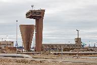 Vigie du terminal pétrolier de Fos-sur-Mer (à droite) en arrière plan le réservoir (forme tronconique).