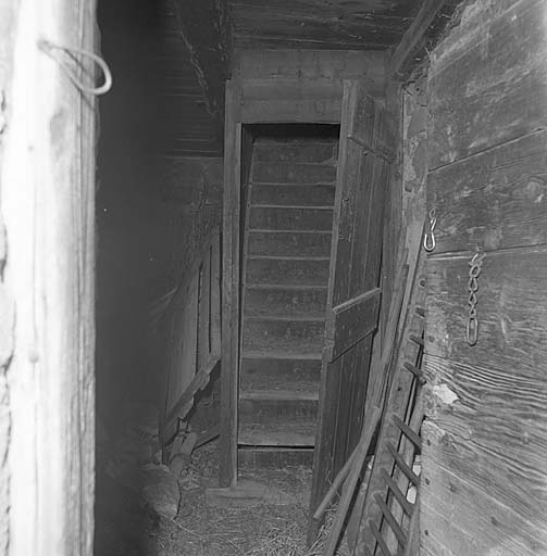 Orcières. Montcheny, p. 818. Escalier intérieur réunissant la cuisine au rez-de-chaussée et la chambre à l'étage.