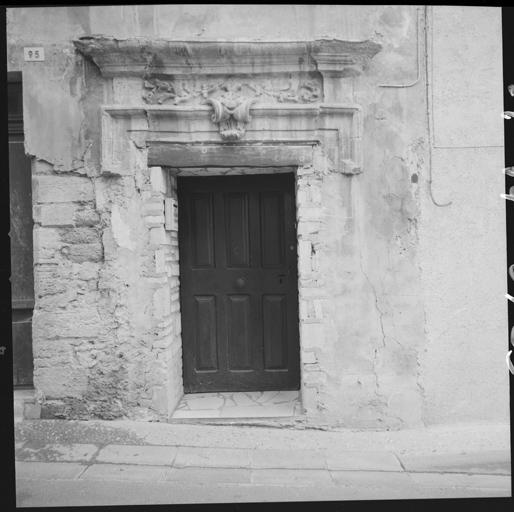 Façade ouest, porte d'entrée.