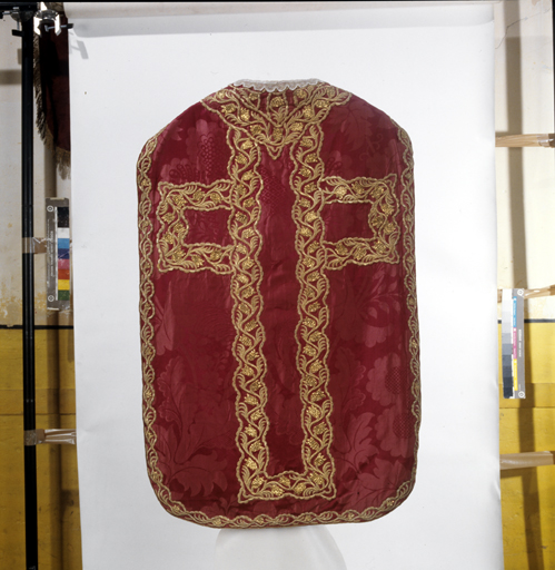 ensemble de vêtements liturgiques : chape, chasuble, 2 dalmatiques, 2 étoles, 3 manipules, bourse de corporal, voile de calice (ornement rouge)
