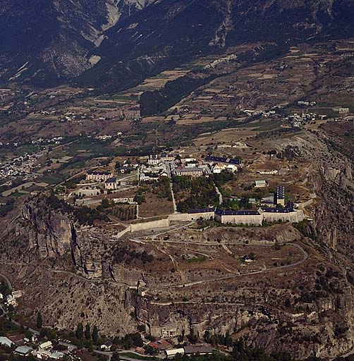 Vue aérienne prise du sud-est. Le front d'Embrun.