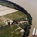 Ferme dite mas du Grand Pelous. Vue aérienne du mas, situé près de la rive gauche du Grand Rhône.