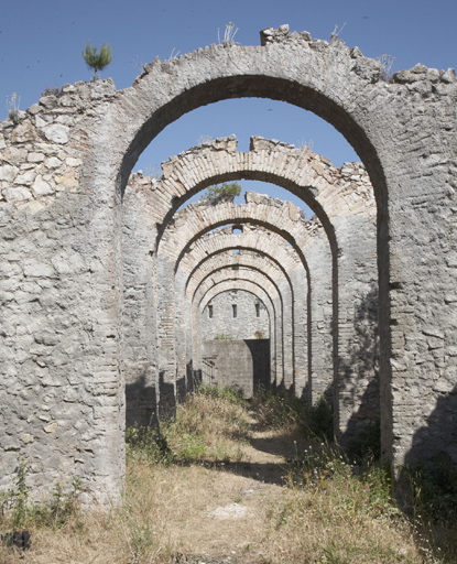 Intérieur du casernement, arcs-diaphragmes  vus en enfilade depuis l'ouest.