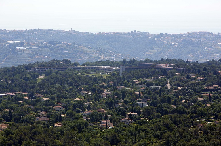 [Vue du site historique d'IBM à La Gaude et de la campagne environnante prise depuis la terrasse du panorama à Saint-Jeannet]. 