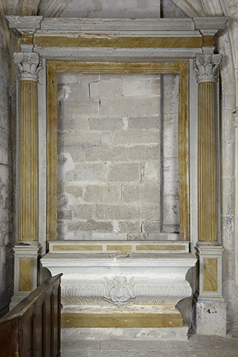Ensemble de l'autel secondaire : autel, degré d'autel, retable, cadre
