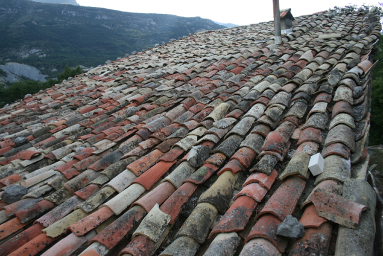 Couverture en tuile creuse sur une maison aux Ferrajas (Blieux). 