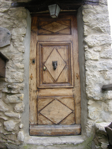 Rouainette. Porte de logis : menuiserie moulurée et décorée.