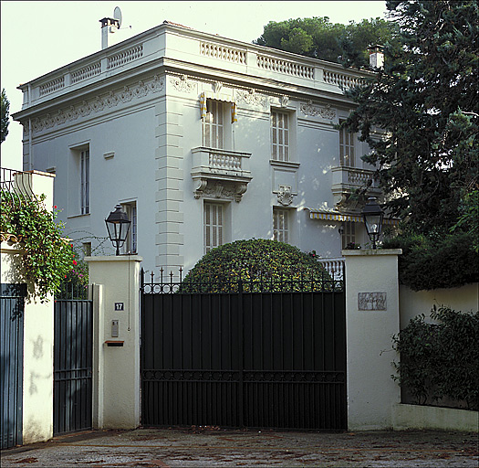 Saint-Jean-Cap-Ferrat. Villa éclectique à plan carré (villa Graziella).
