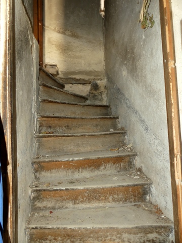 Rez-de-chaussée surélevé, escalier. Vue de volume.