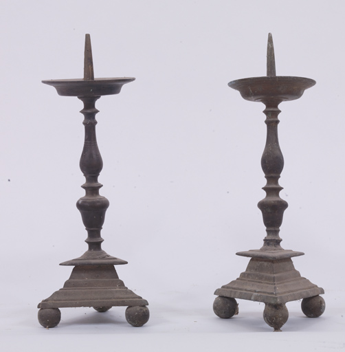 paire de chandeliers d'autel (chandeliers à broche)