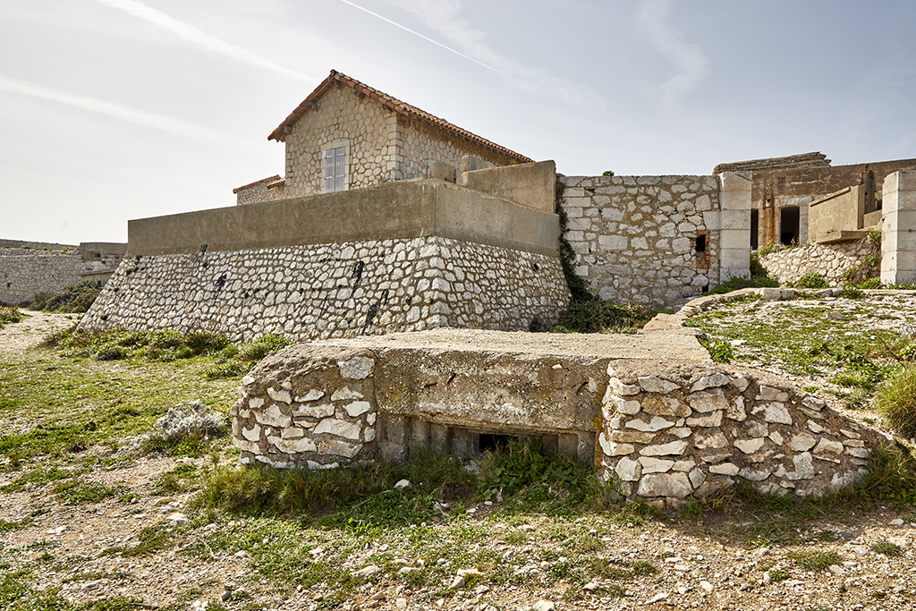 Entrée de la batterie logis du gardien de batterie et citerne supplémentaire, et casemate multi créneaux en avant-plan