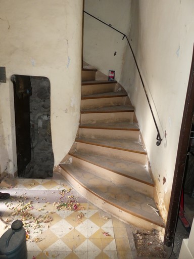 Vestibule et escalier intérieur en vis. Ferme au bourg de Ribiers.