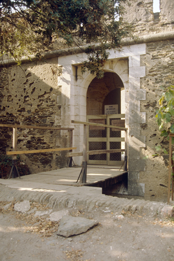 Porte principale du fort, vue rapprochée.