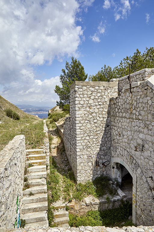Accès d'origine à la cour.