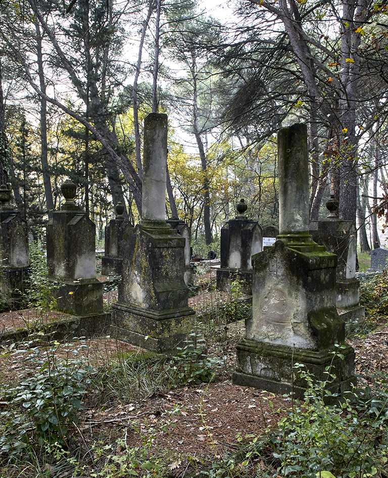 Pierres tombales aux colonnes tronquées.