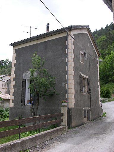 Maison sans partie agricole à la Rivière (Lambruisse) avec décor (façonné) de fausse chaîne d'angle harpée.