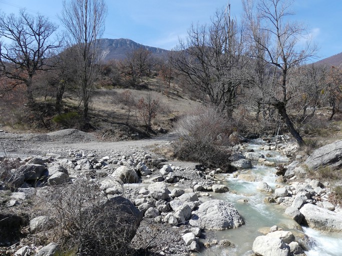 La confluence entre le Riou de Clarescombe et le Béal de Saint-Bertrand.