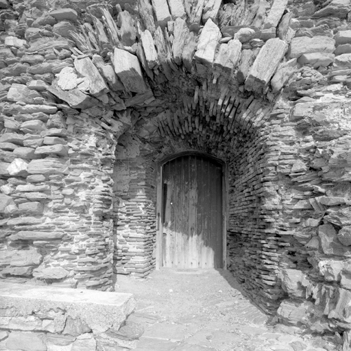 Tour. Entrée du deuxième niveau. A gauche, départ de l'escalier montant à la plateforme.