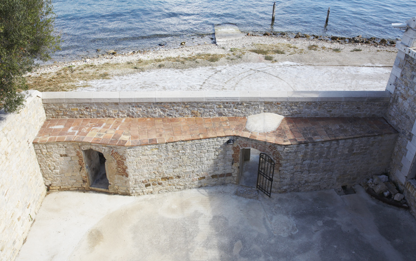 Parapet rehaussé, sur cour, de l'aile gauche de la batterie, vu de la tour.