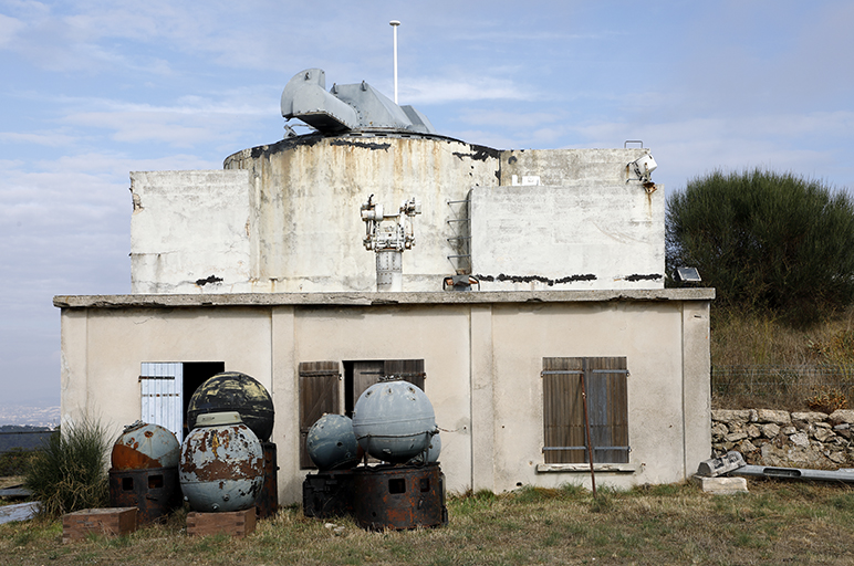 Poste de direction de tir reconstruit en 1952, vue extérieure.