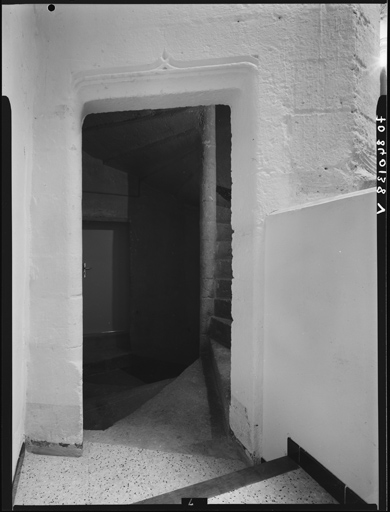 Deuxième étage, galerie sur la cour intérieure, porte de la tourelle d'escalier.