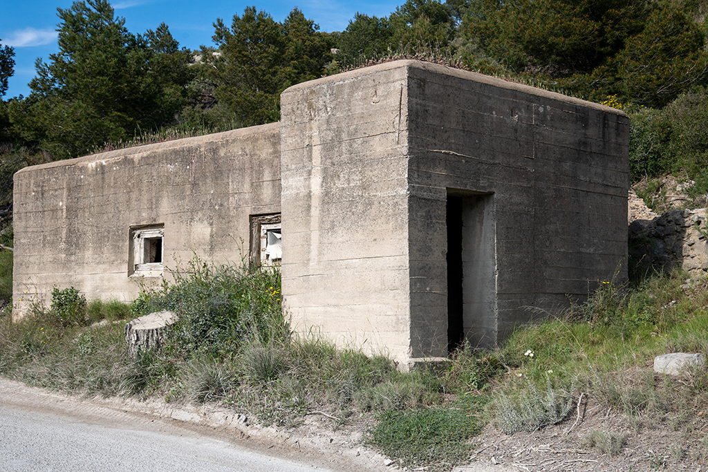 Verrou de La Nerthe, abri de personnel crénelé Est (A2) façade sur la route et saillant de la porte d'entrée
