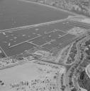 Photographie aérienne de la digue et des appontements du port Pierre Canto récemment construit, 1965.