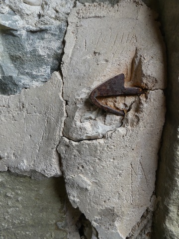 Etage de soubassement, cellier. Mur sud, scellement dans l'embrasure de la porte.
