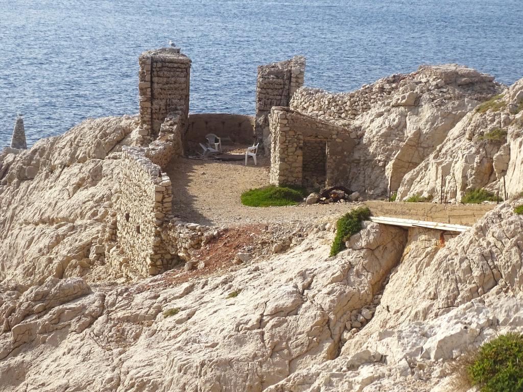 Poste photo-electrique, ruines de l'abri de repos et de la salle des machines, vues du dessus 